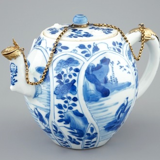 Une théière et son couvercle en porcelaine de Chine bleu et blanc monté d'argent doré, Kangxi